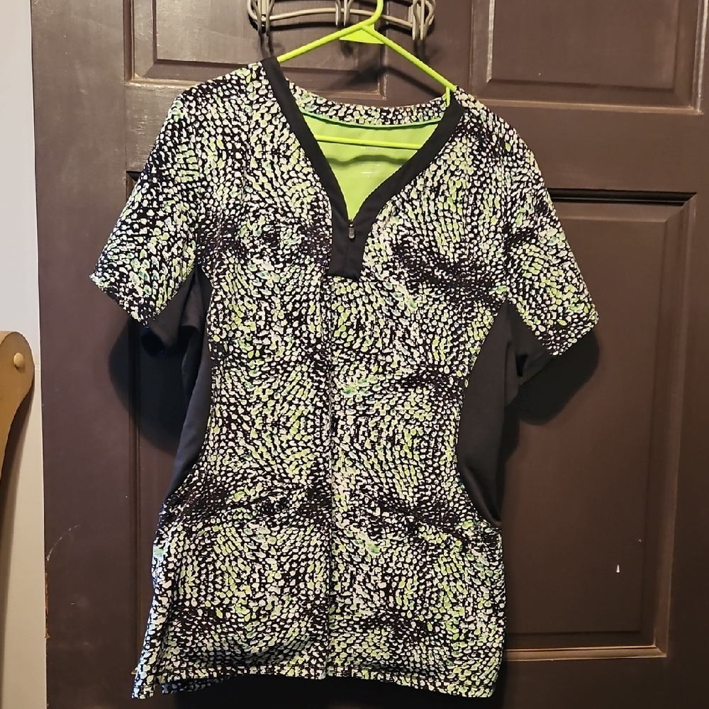 Healing Hands Black and Green Short Sleeve Top